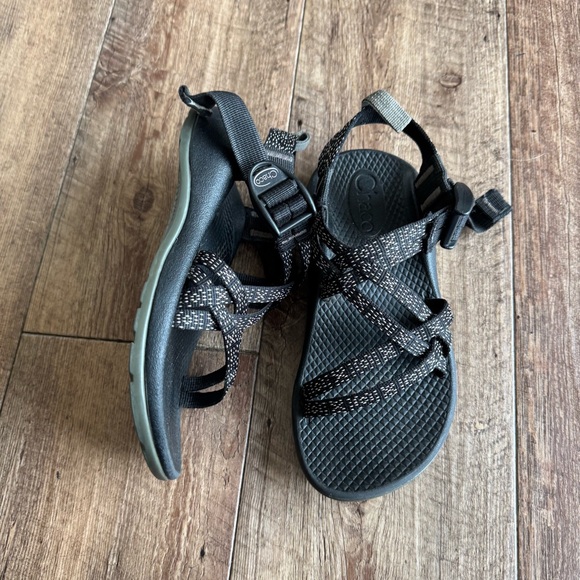 Chaco black sporty waterproof sandals youth size 1 - Picture 2 of 9